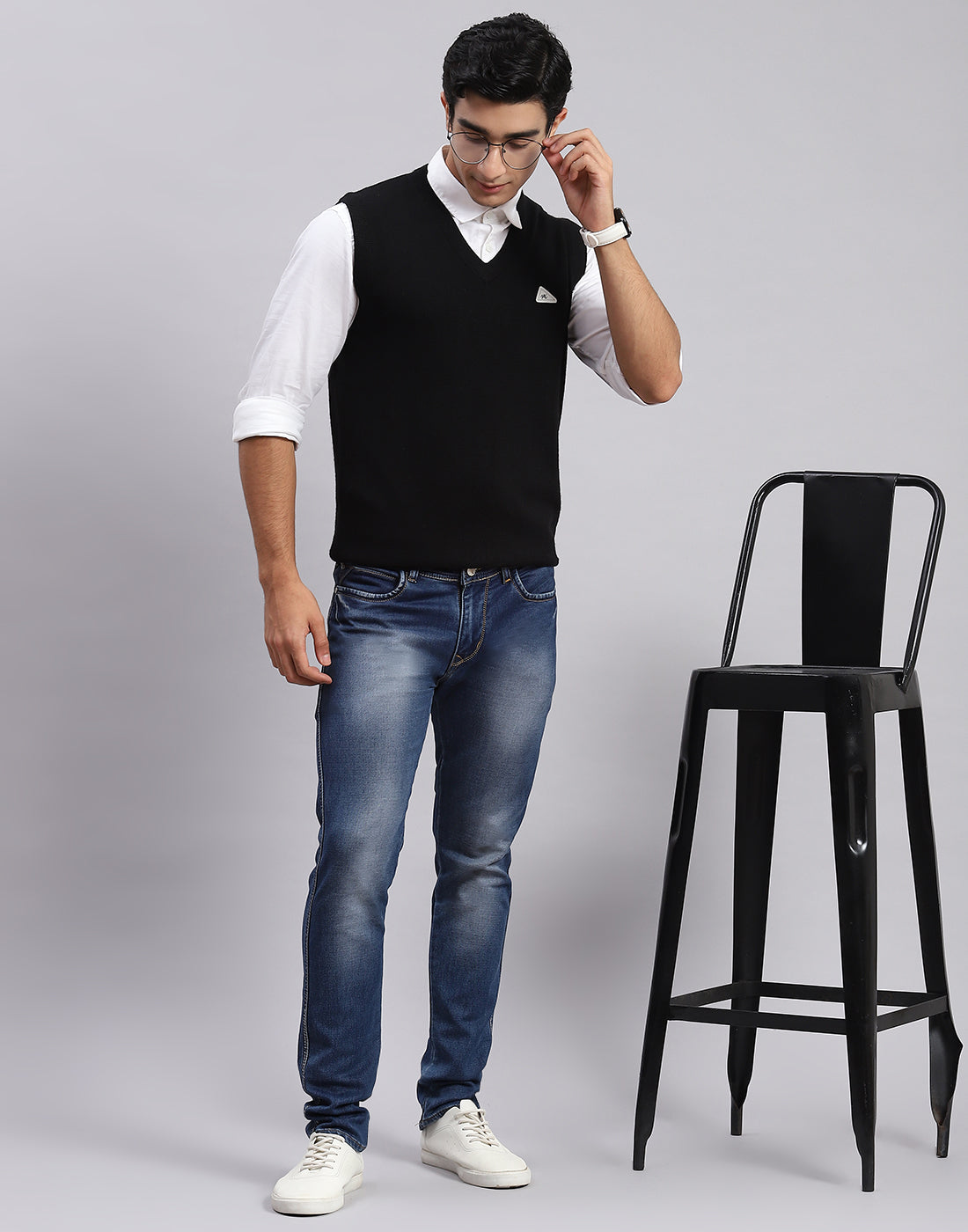 Men Black Solid V Neck Sleeveless Sweater