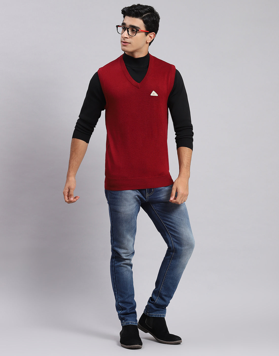 Men Maroon Solid V Neck Sleeveless Sweater