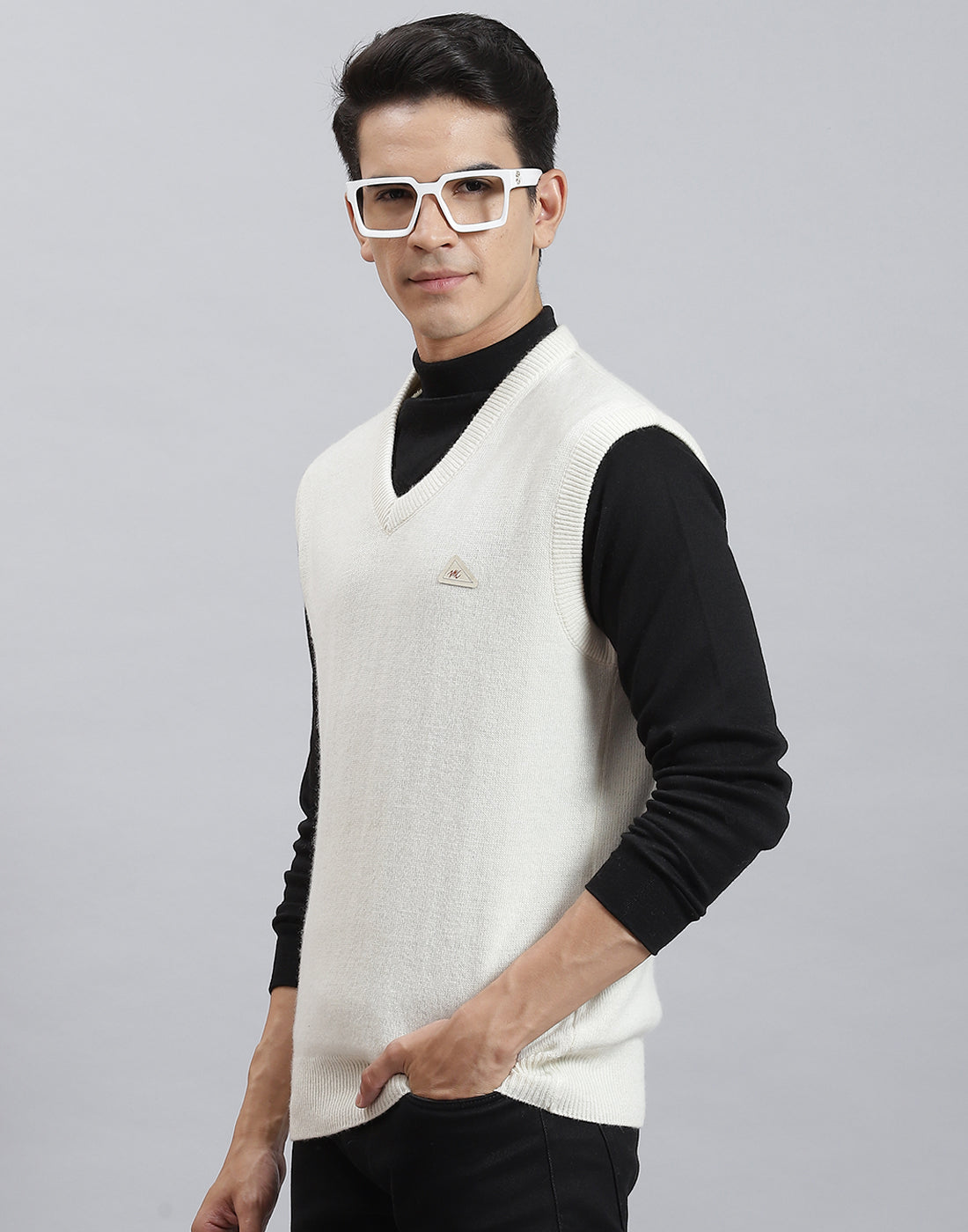 Men Off White Solid V Neck Sleeveless Sweater