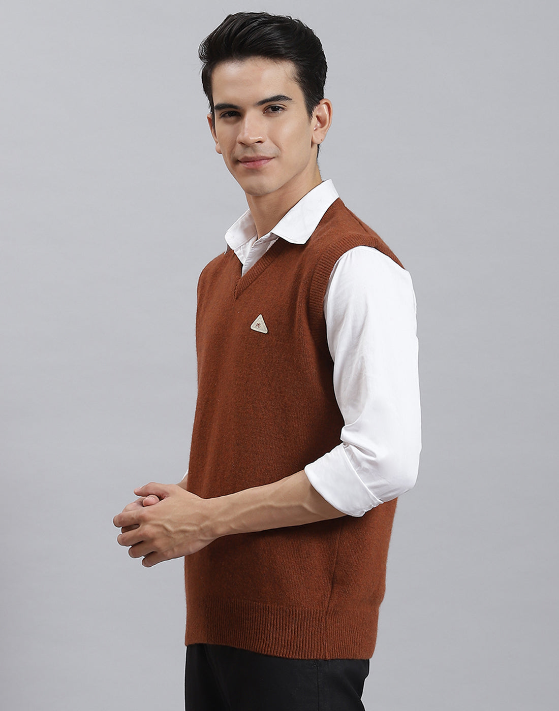 Men Rust Solid V Neck Sleeveless Sweater