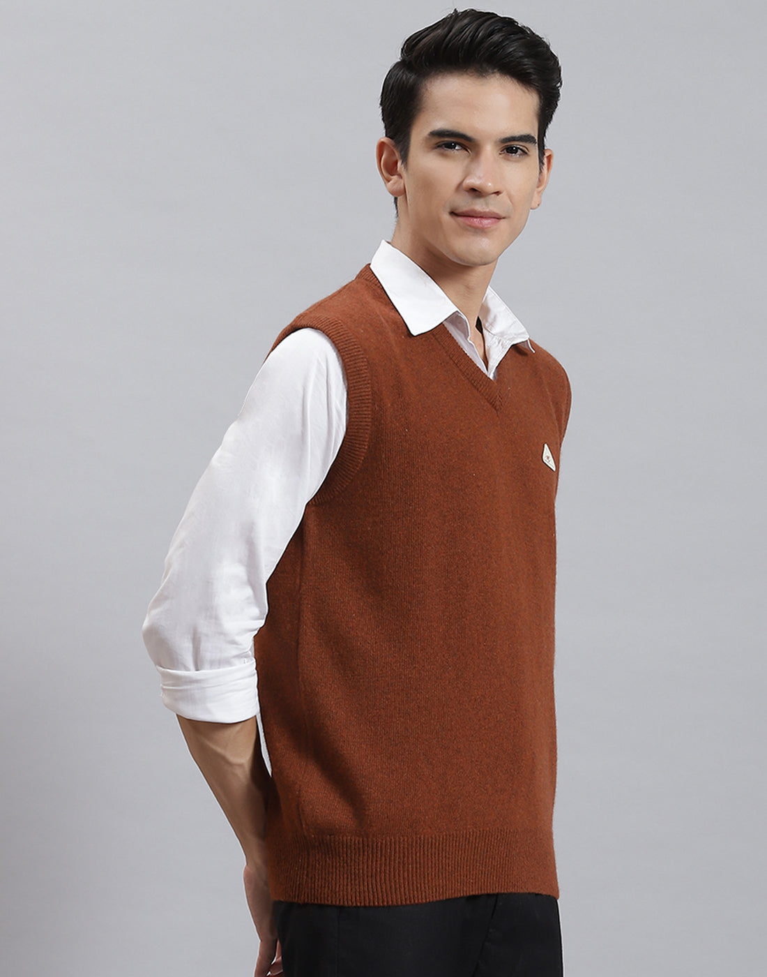 Men Rust Solid V Neck Sleeveless Sweater