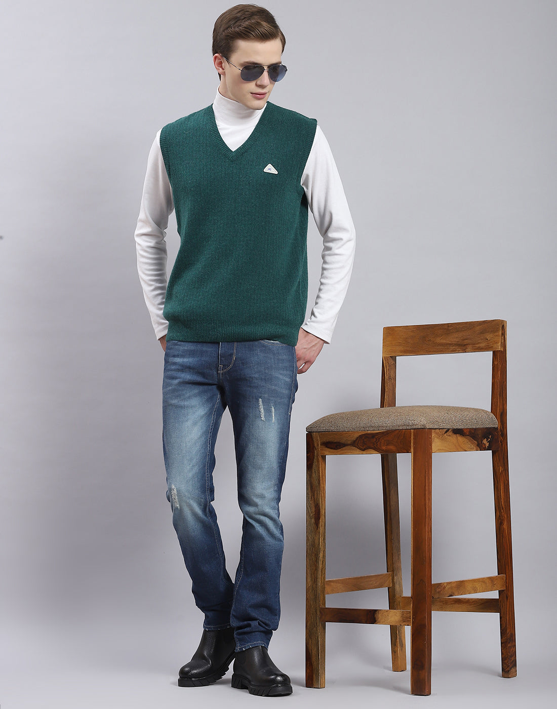 Men Green Solid V Neck Sleeveless Sweater