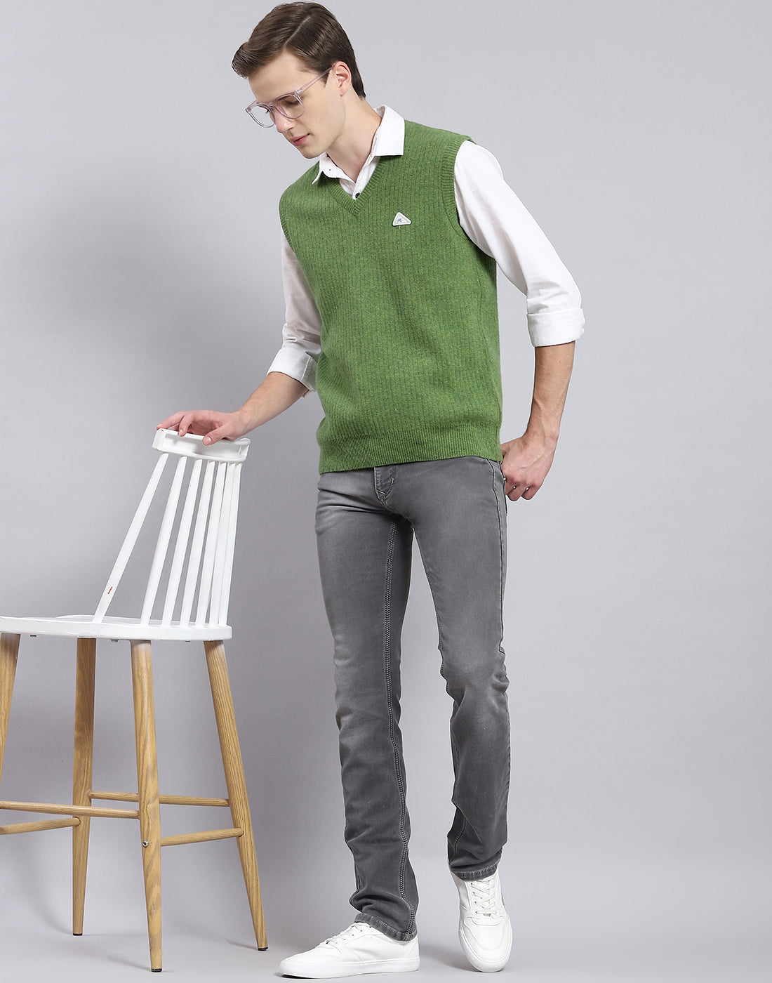 Men Green Solid V Neck Sleeveless Sweater