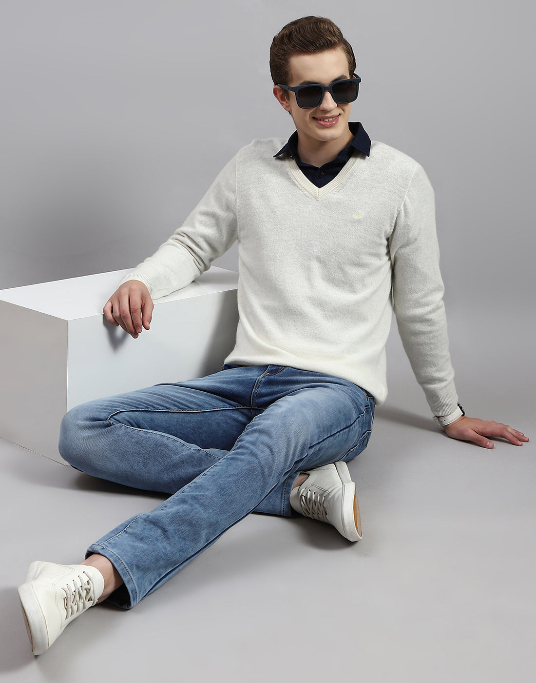 Men Off White Solid V Neck Full Sleeve Pullover