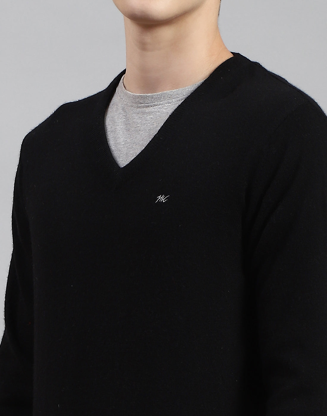 Men Black Solid V Neck Full Sleeve Pullover