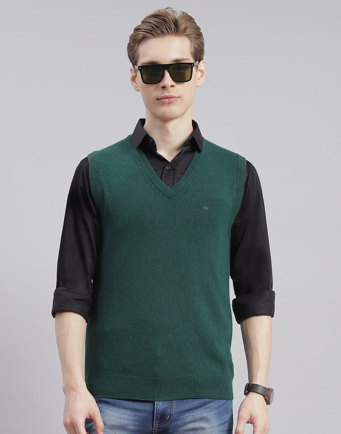 Men Green Solid V Neck Sleeveless Sweater