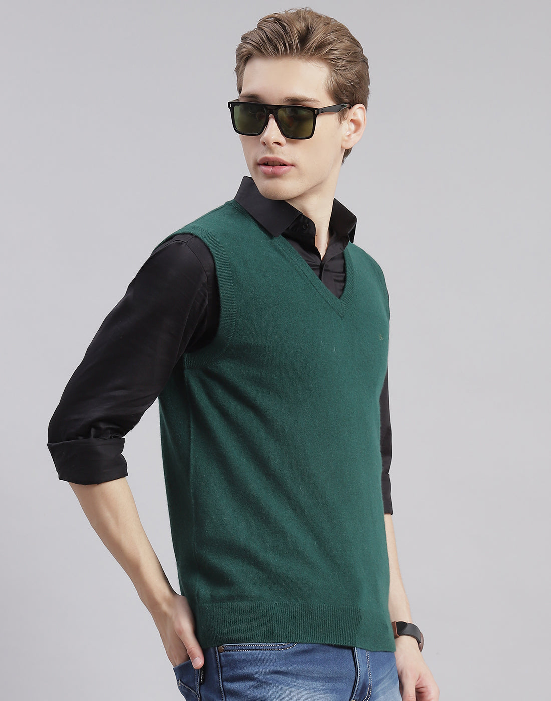 Men Green Solid V Neck Sleeveless Sweater