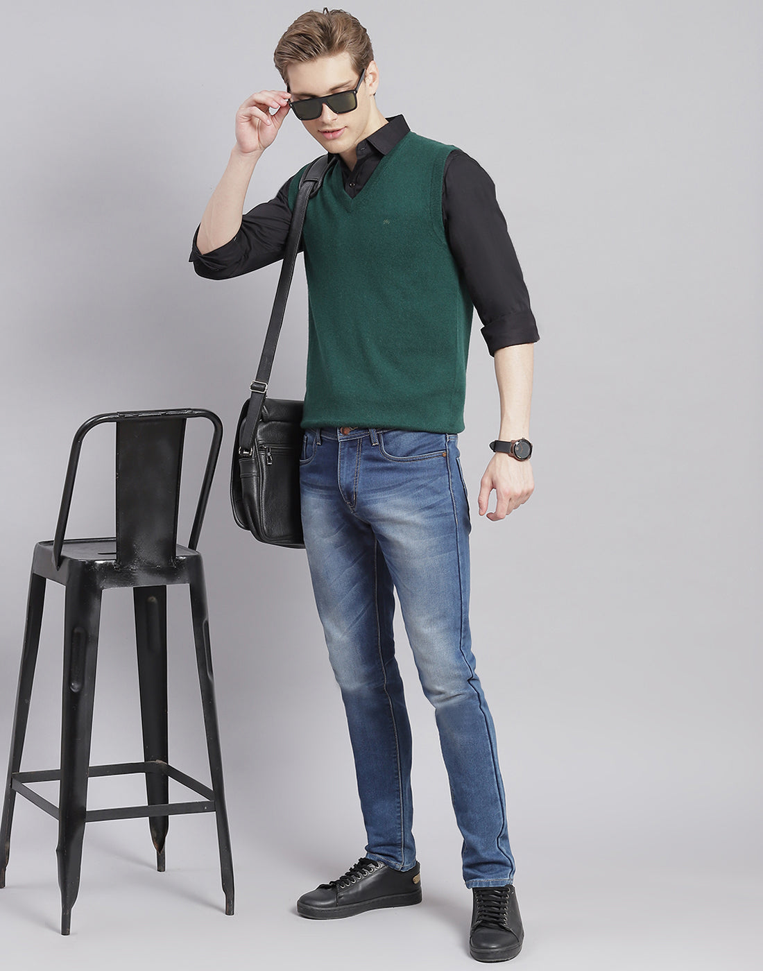 Men Green Solid V Neck Sleeveless Sweater