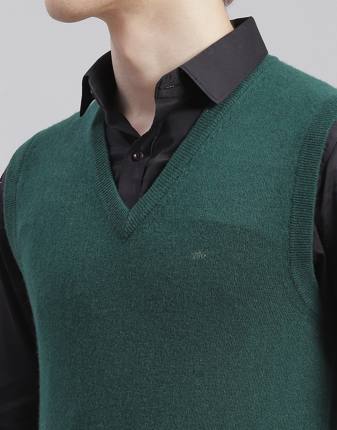 Men Green Solid V Neck Sleeveless Sweater