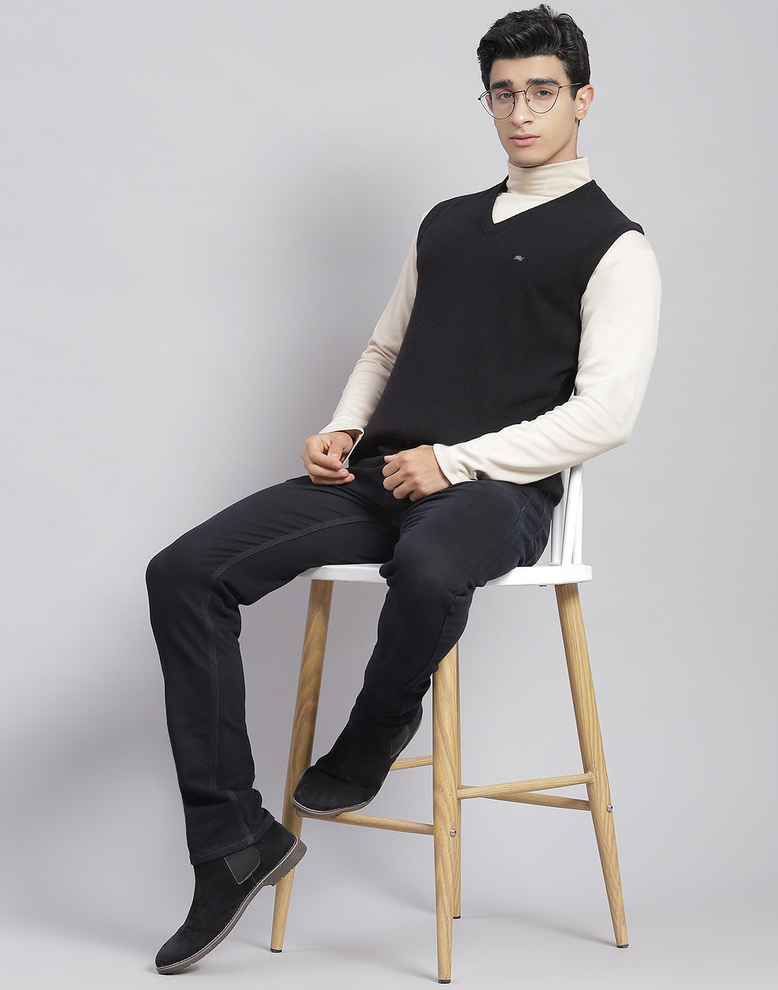 Men Black Solid V Neck Sleeveless Sweater