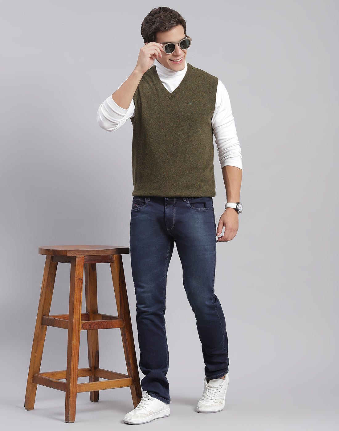 Men Olive Solid V Neck Sleeveless Sweater