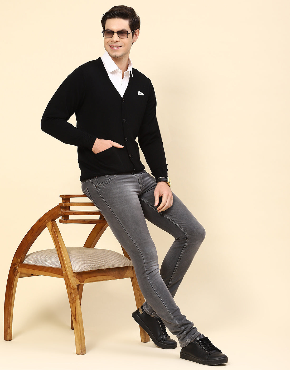 Men Black Solid V Neck Full Sleeve Cardigan