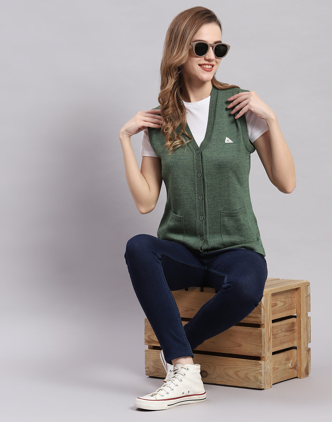 Women Green Solid V Neck Sleeveless Cardigan