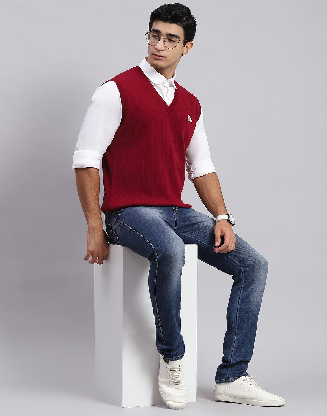 Men Maroon Solid V Neck Sleeveless Sweater