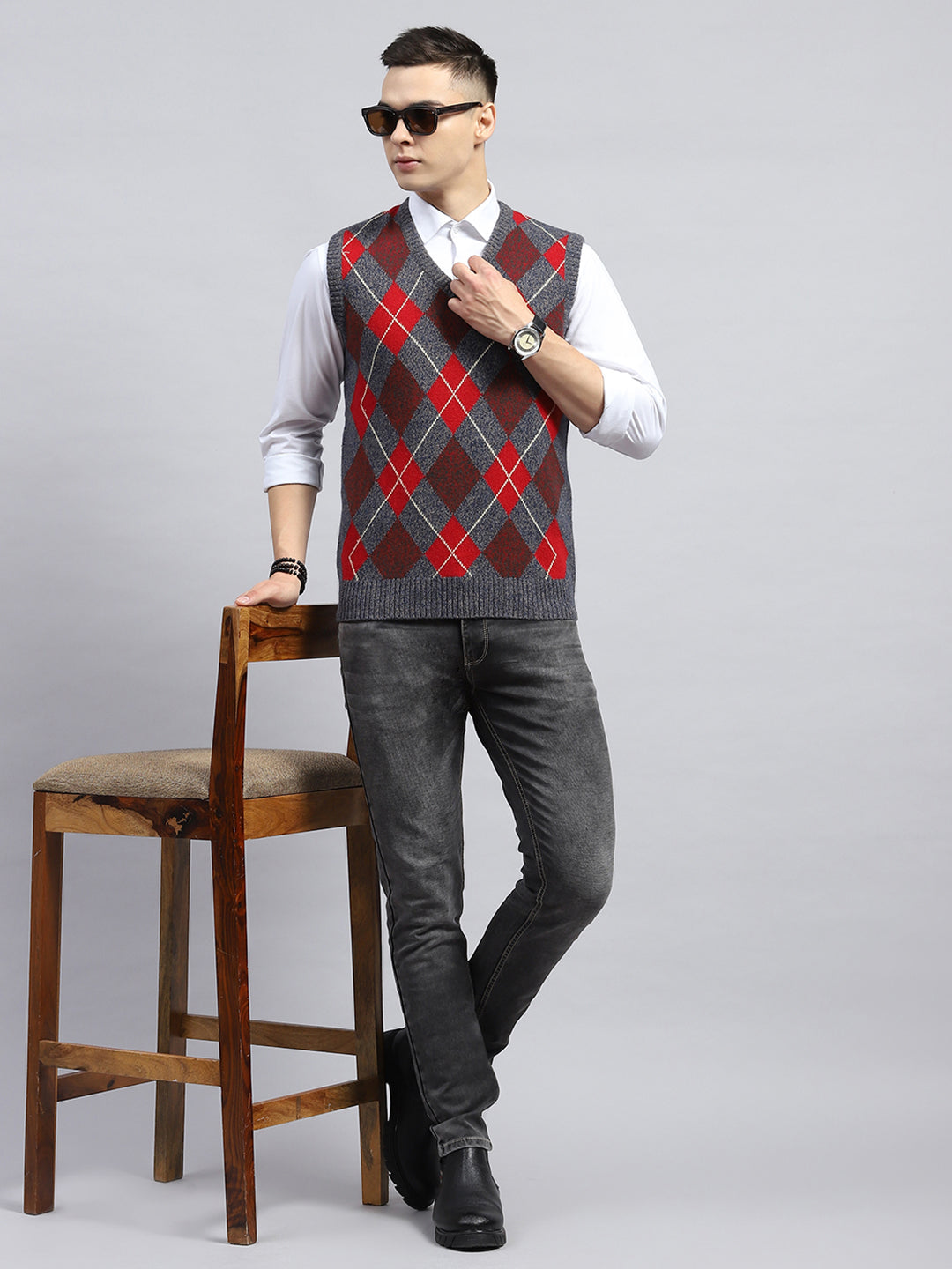 Men Grey & Red Geometric V Neck Sleeveless Sweater