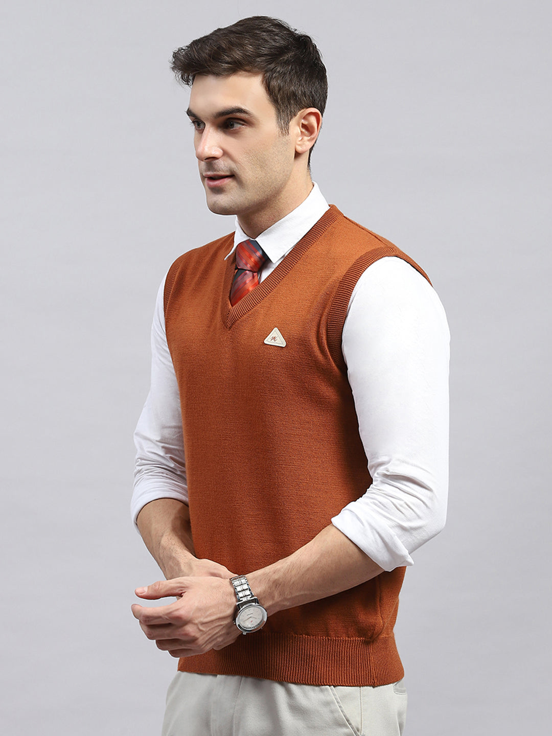 Men Rust Solid V Neck Sleeveless Sweater