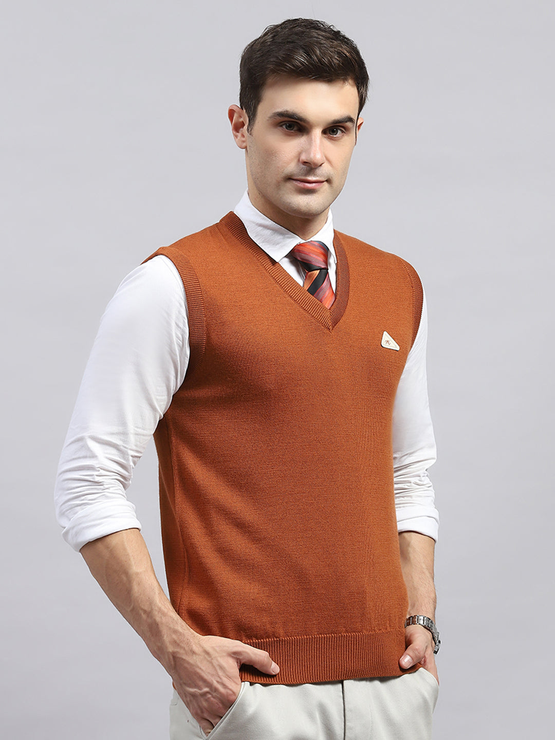 Men Rust Solid V Neck Sleeveless Sweater