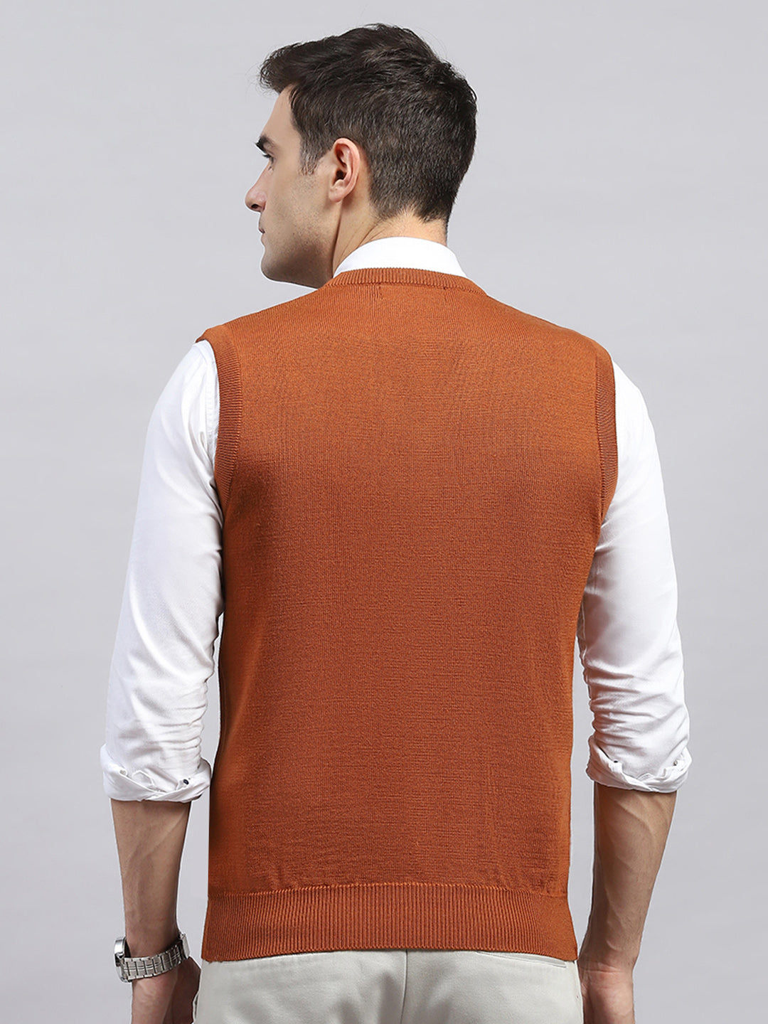 Men Rust Solid V Neck Sleeveless Sweater