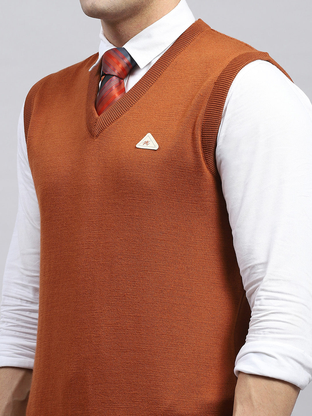 Men Rust Solid V Neck Sleeveless Sweater