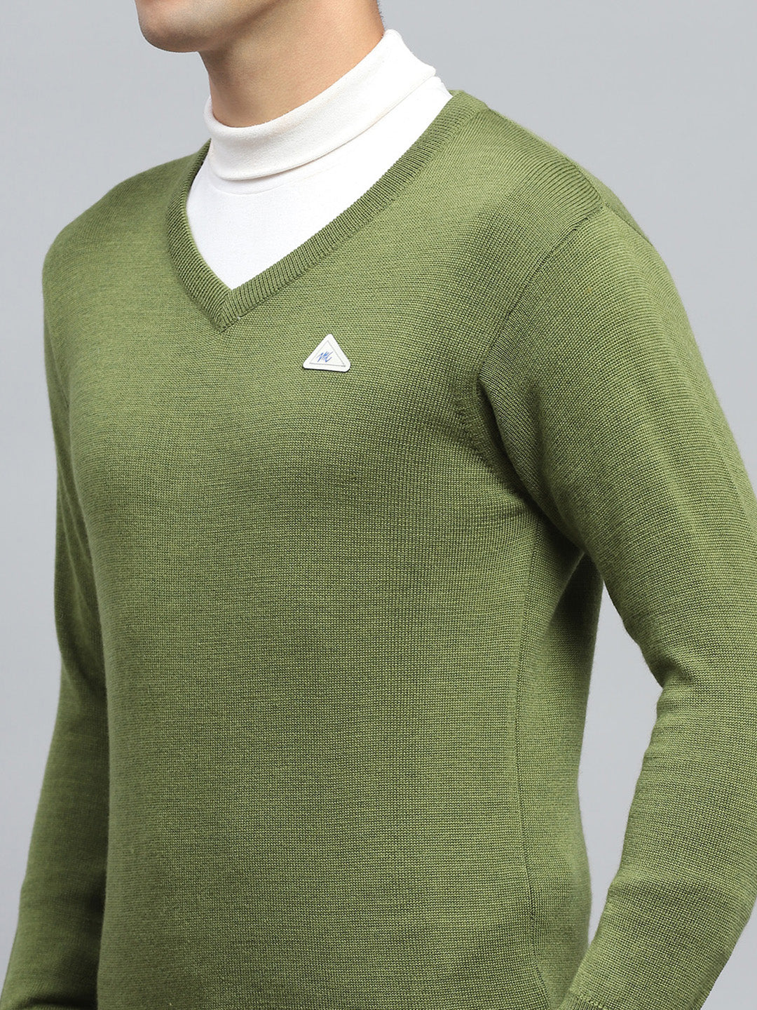 Men Green Solid V Neck Full Sleeve Pullover