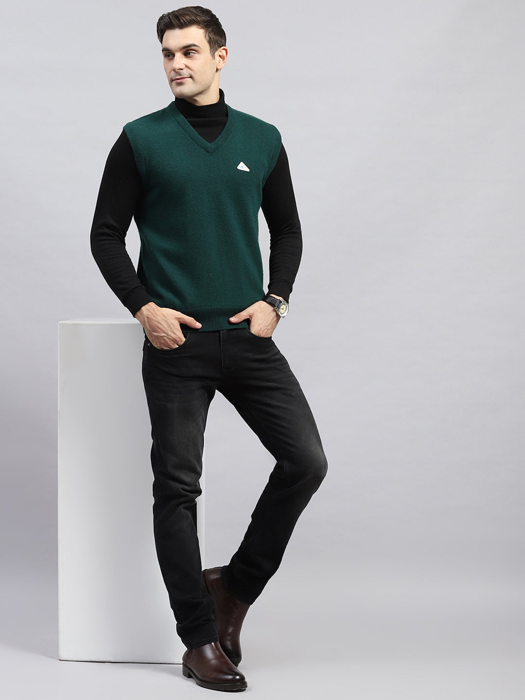 Men Green Solid V Neck Sleeveless Sweater