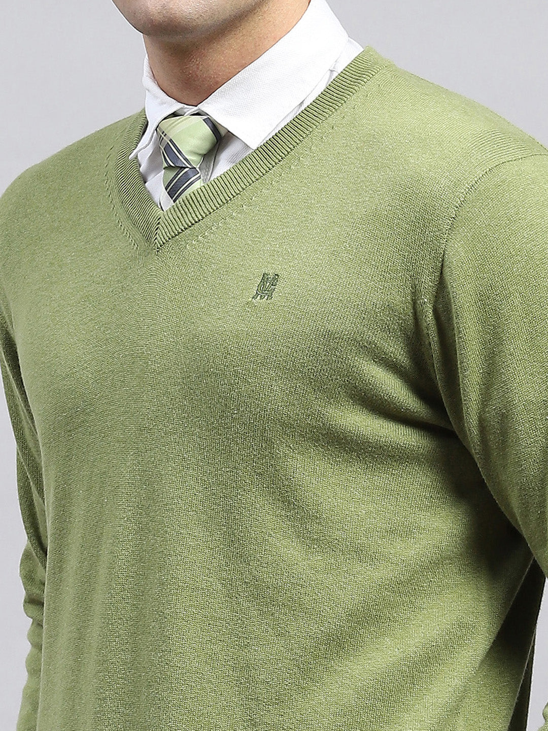 Men Green Solid V Neck Full Sleeve Pullover