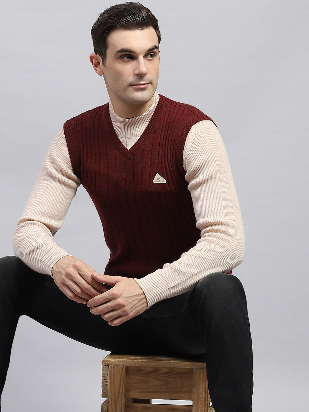 Men Maroon Solid V Neck Sleeveless Sweater