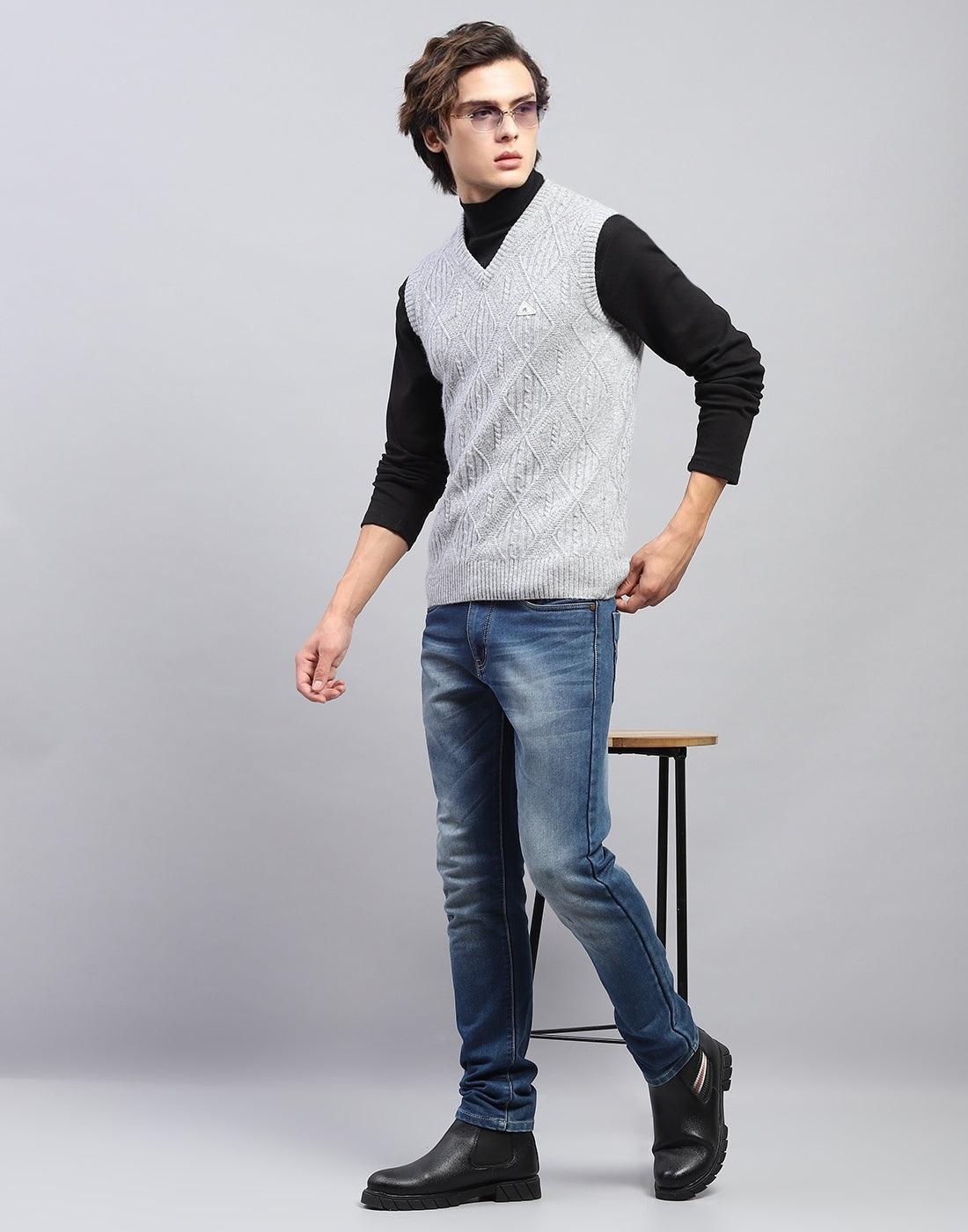 Men Grey Self Design V Neck Sleeveless Sweater