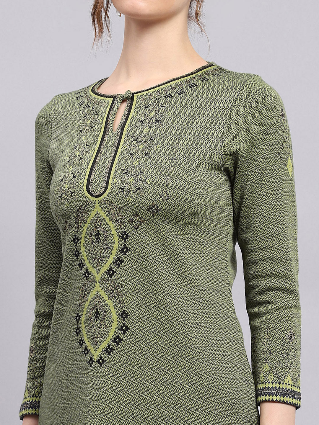 Women Green Self Design Round Neck 3/4th Sleeve Winter Kurti