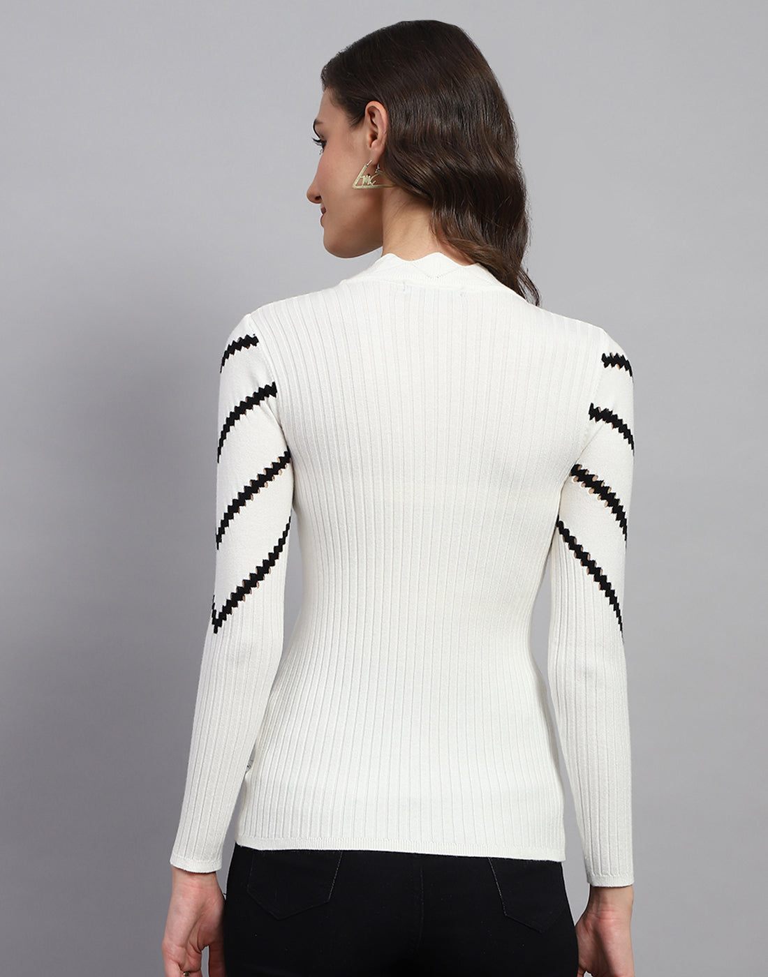 Women White Solid Round Neck Full Sleeve Sceavy