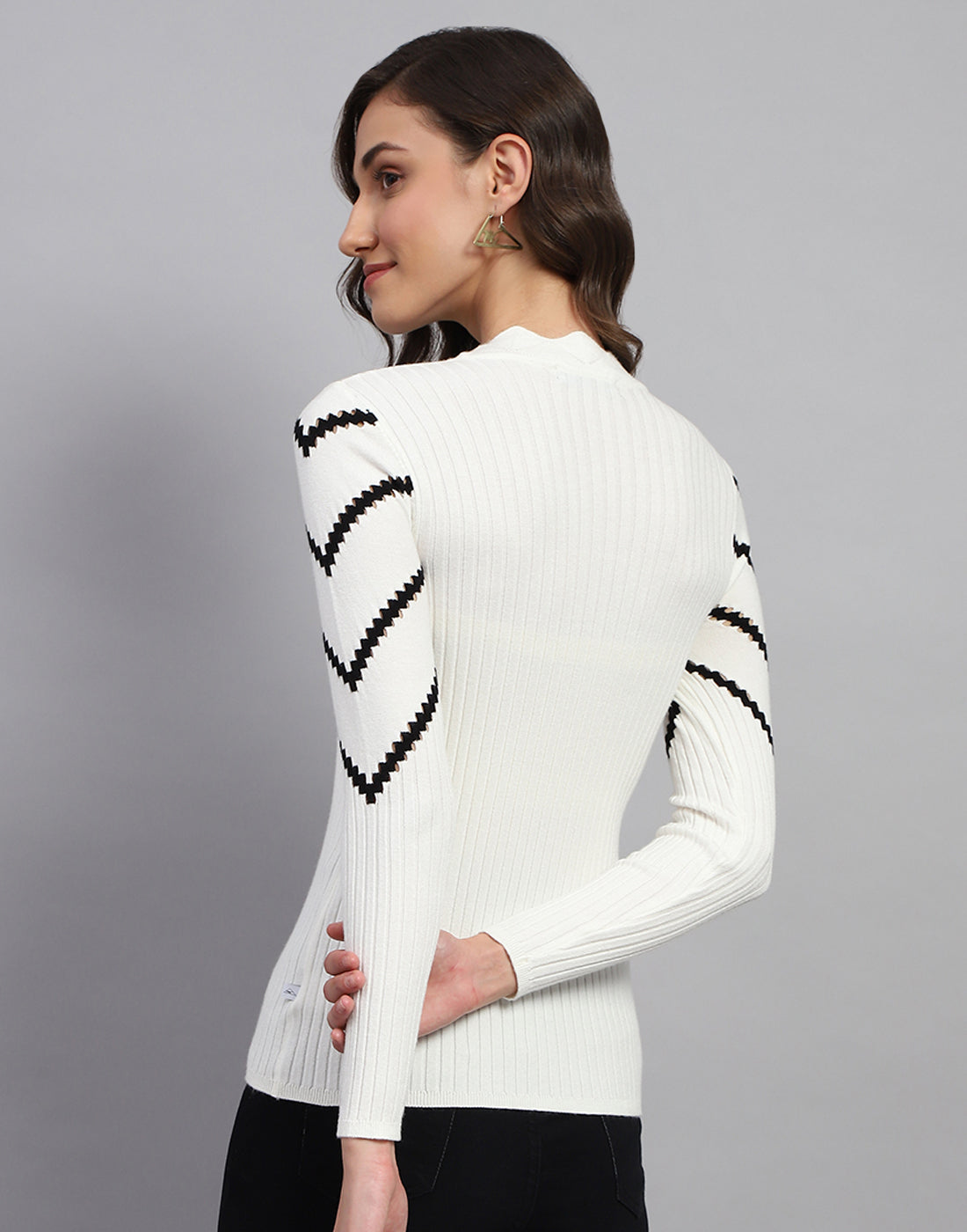 Women White Solid Round Neck Full Sleeve Sceavy