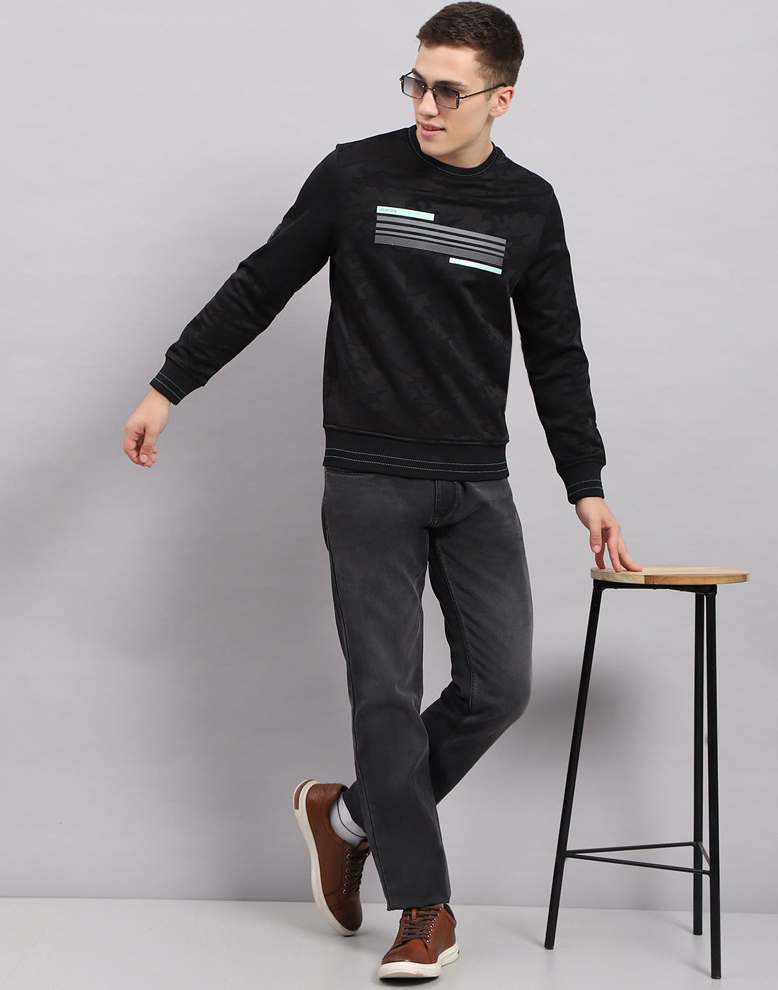 Men Black Solid Round Neck Full Sleeve Sweatshirt