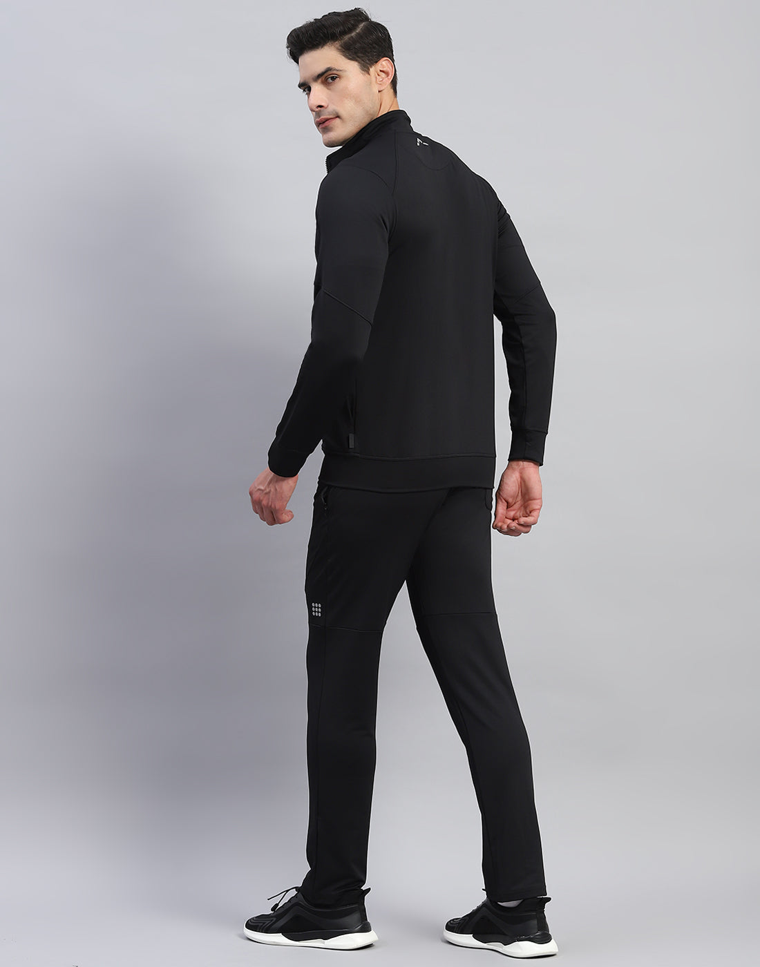 Men Black Solid Round Neck Full Sleeve Tracksuit