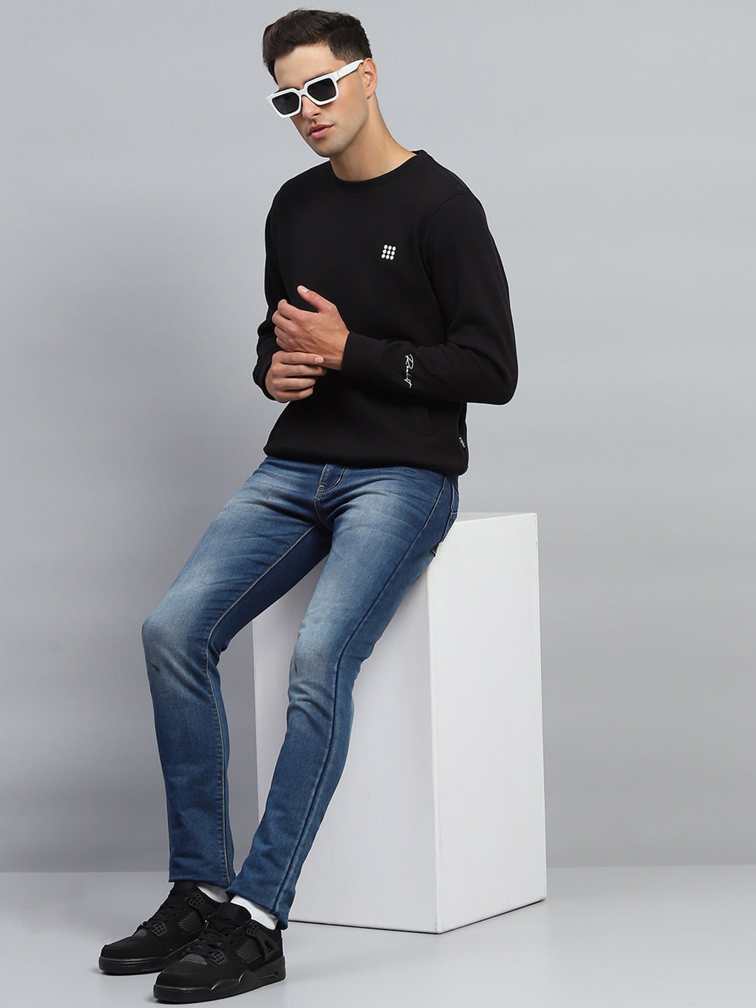 Men Black Solid Round Neck Full Sleeve Sweatshirt