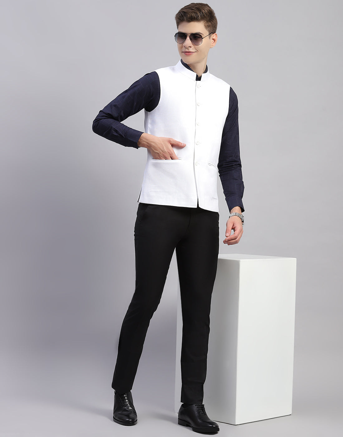 Men White Solid Mandarin Neck Sleeveless Nehru Jacket