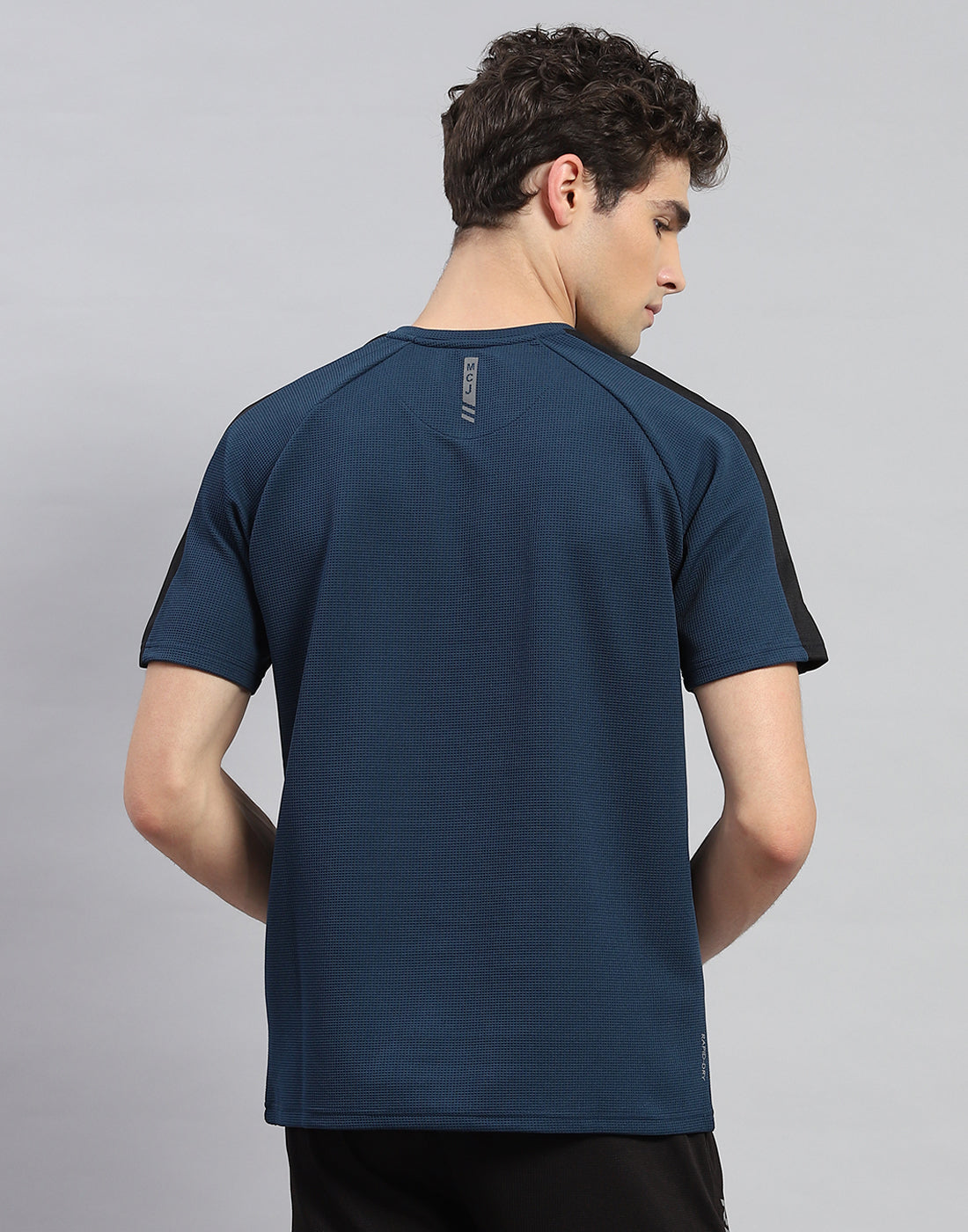 Men Navy Blue Solid Round Neck Half Sleeve T-Shirt