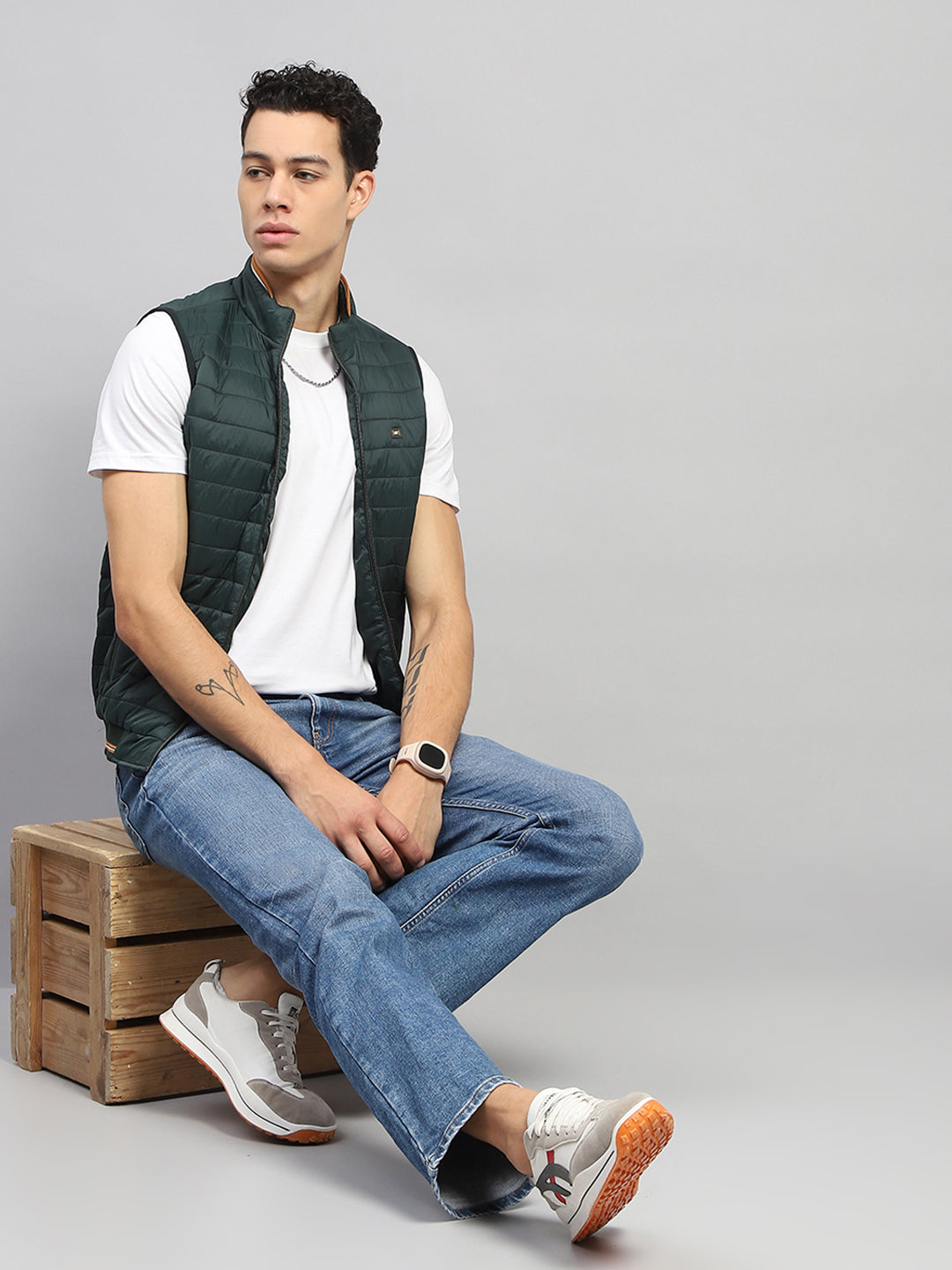 Men Green Solid Mock Neck Sleeveless Jacket