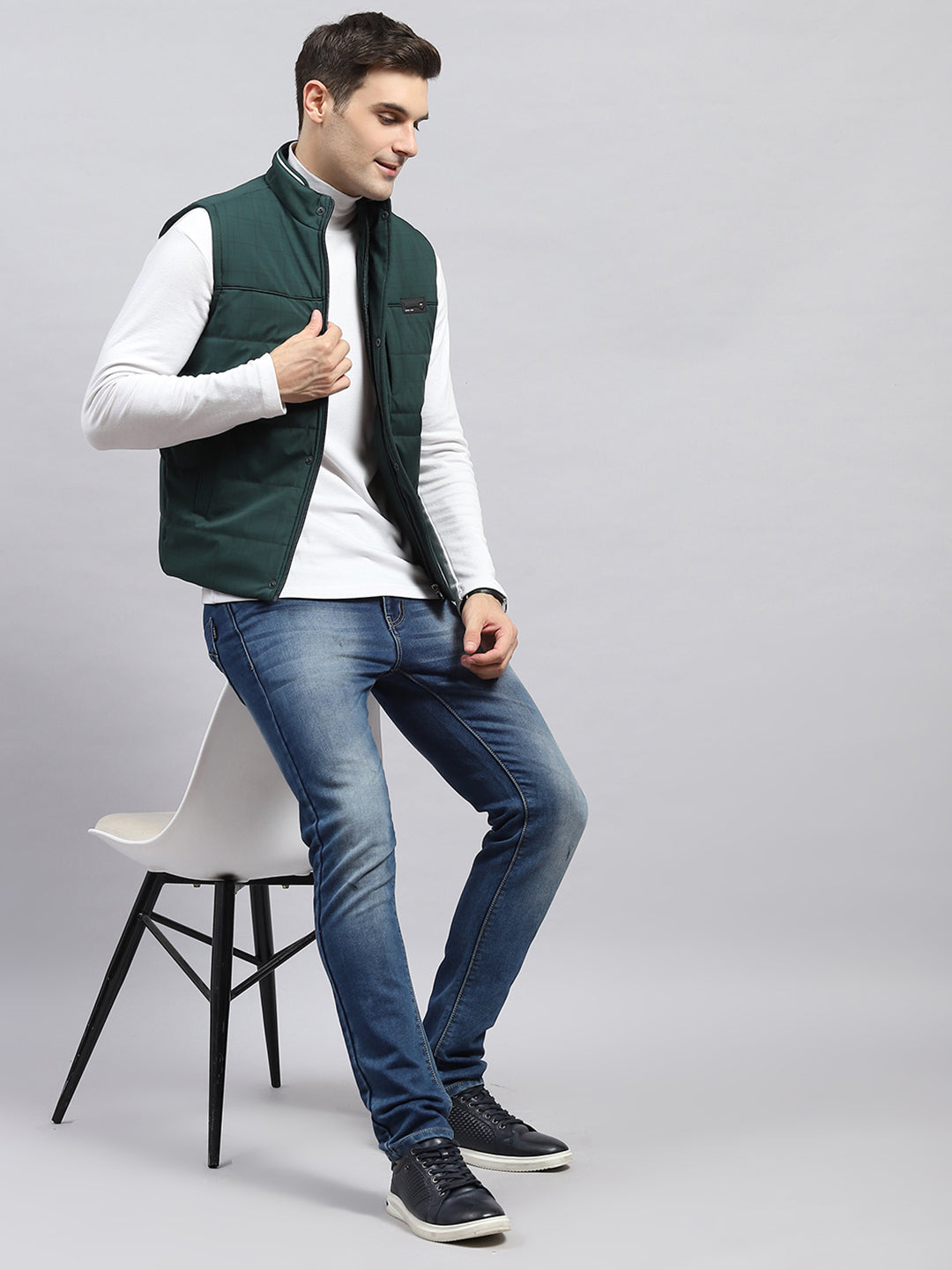 Men Green Solid Mock Neck Sleeveless Jacket