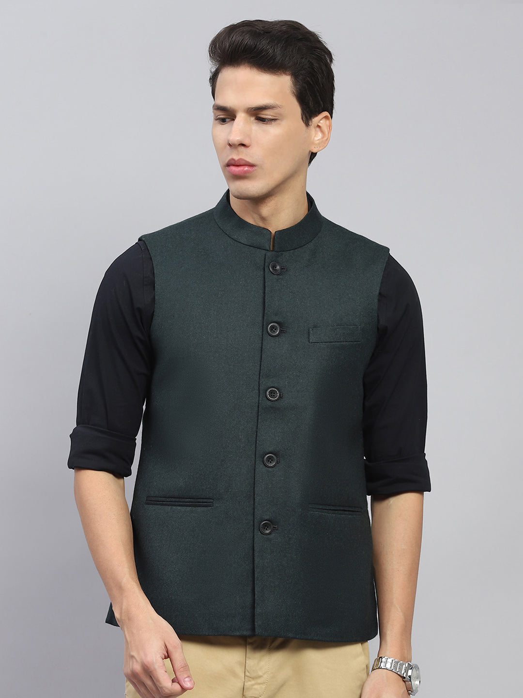 Men Green Solid Mock Neck Sleeveless Jacket