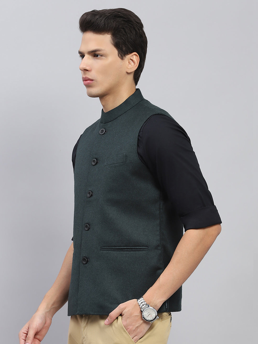 Men Green Solid Mock Neck Sleeveless Jacket