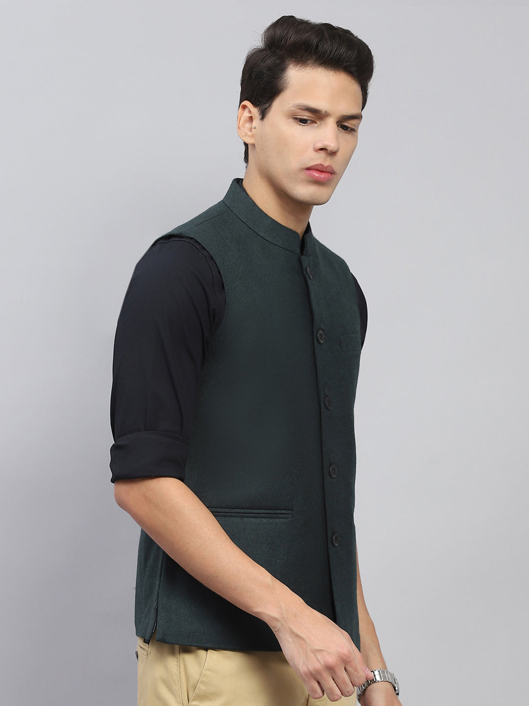 Men Green Solid Mock Neck Sleeveless Jacket