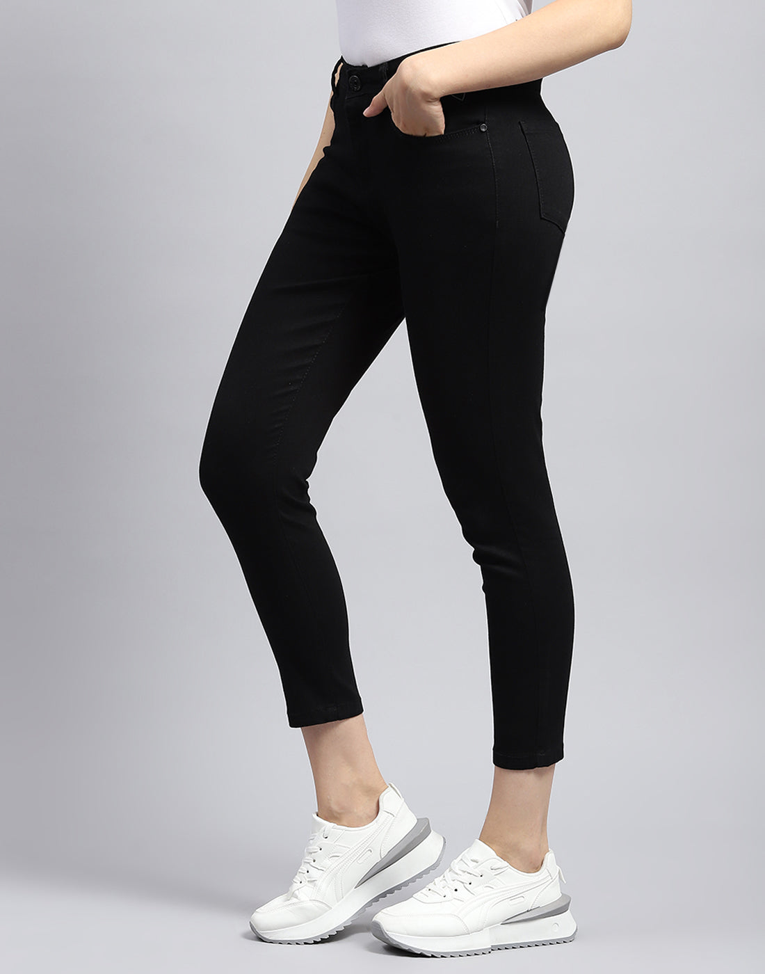 Women Black Solid Slim Fit Denim