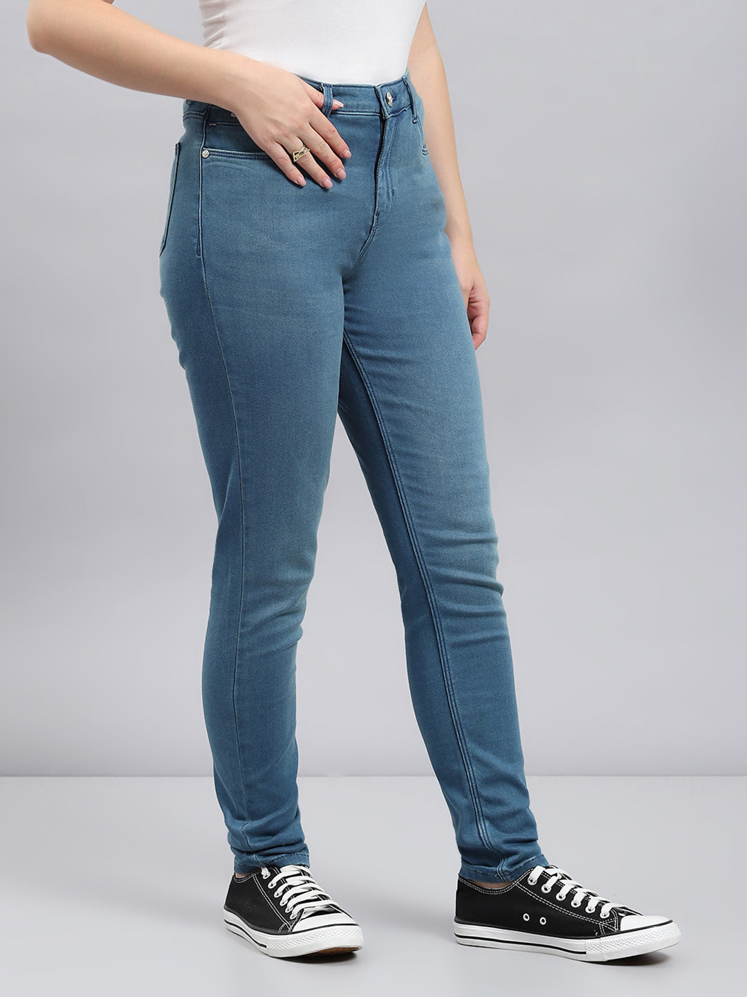 Women Blue Solid Slim Fit Denims