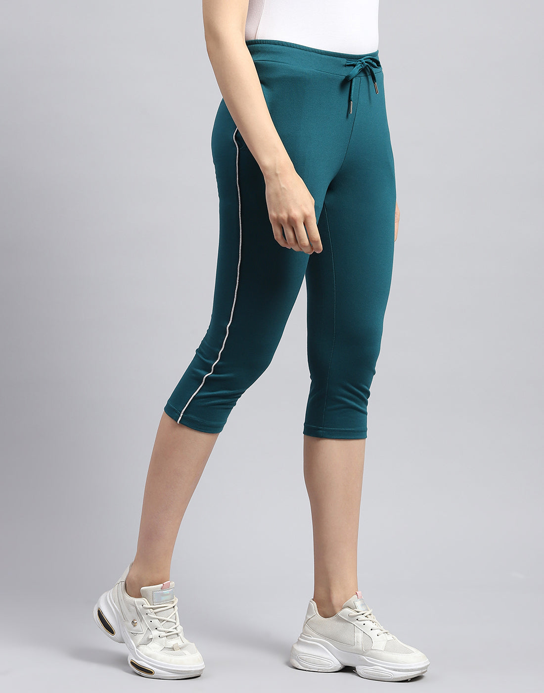 Women Green Solid Regular Fit Capri