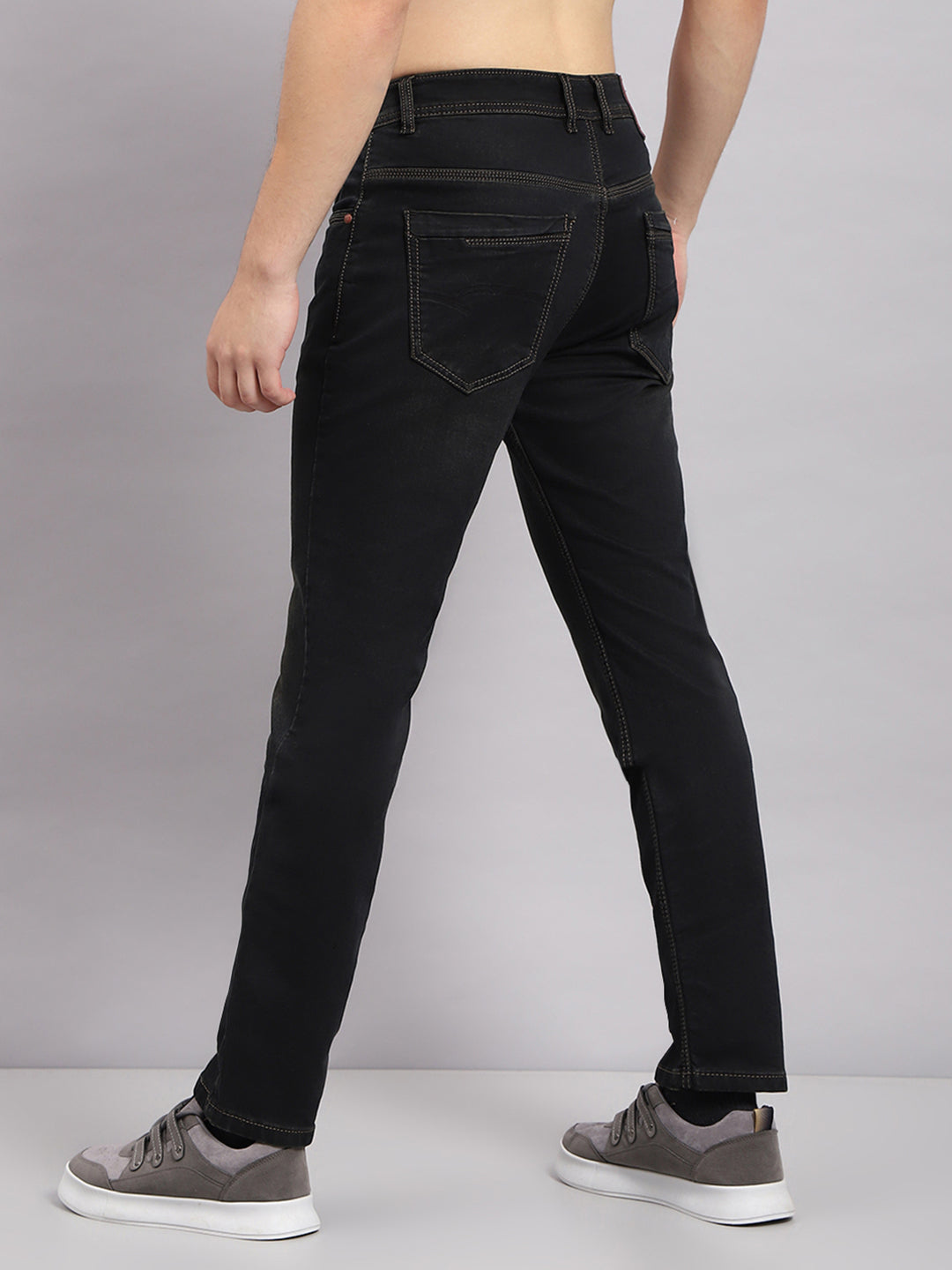 Men Black Solid Straight Fit Denim