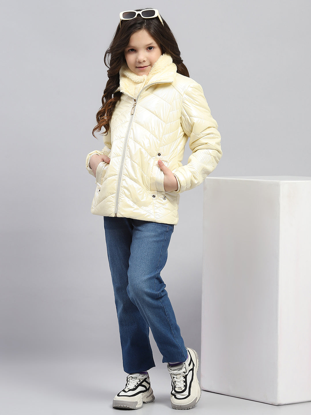 Girls Cream Solid Collar Full Sleeve Reversible Jacket