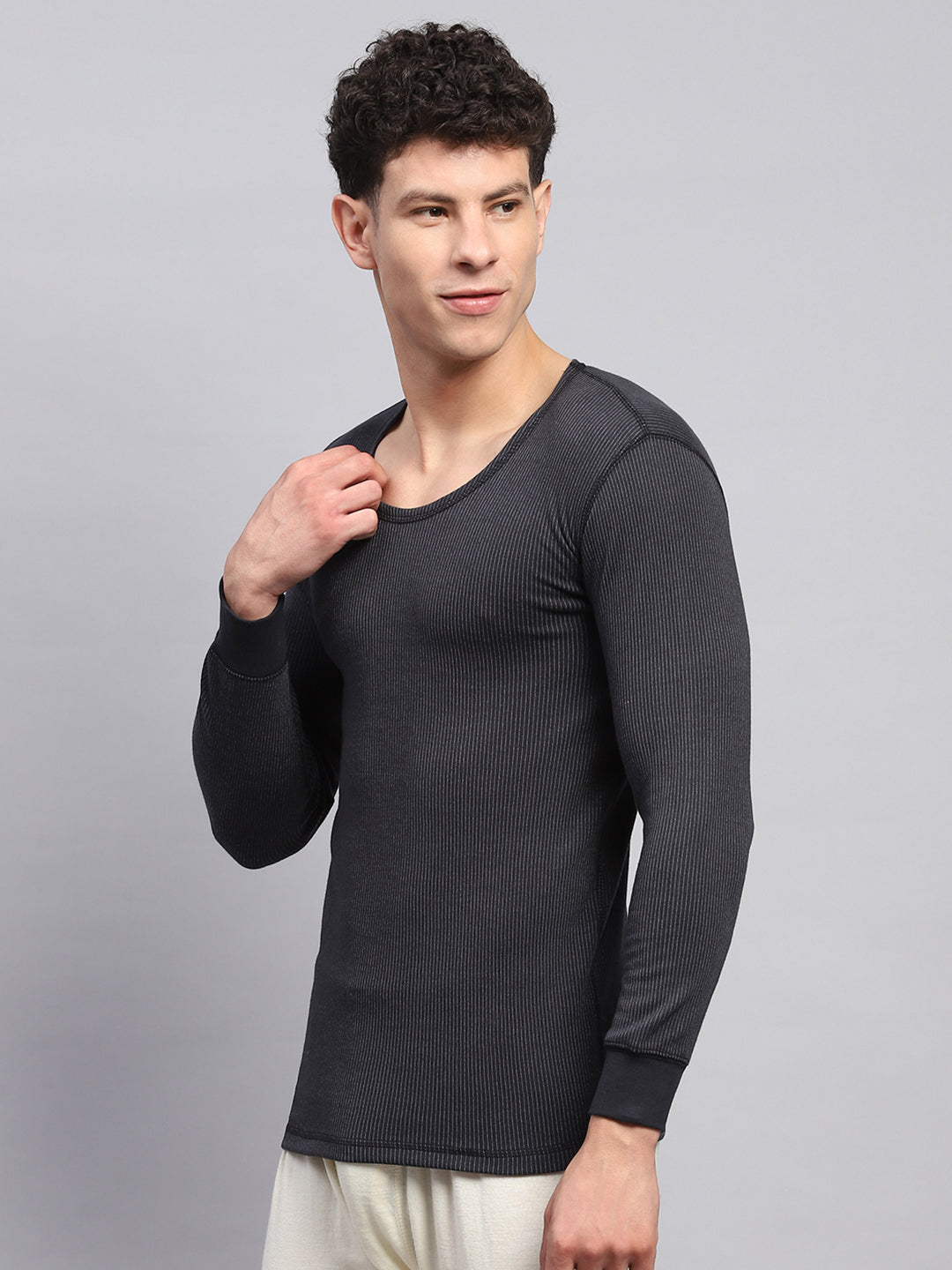 Men Black Solid Round Neck Full Sleeve Thermal Vest