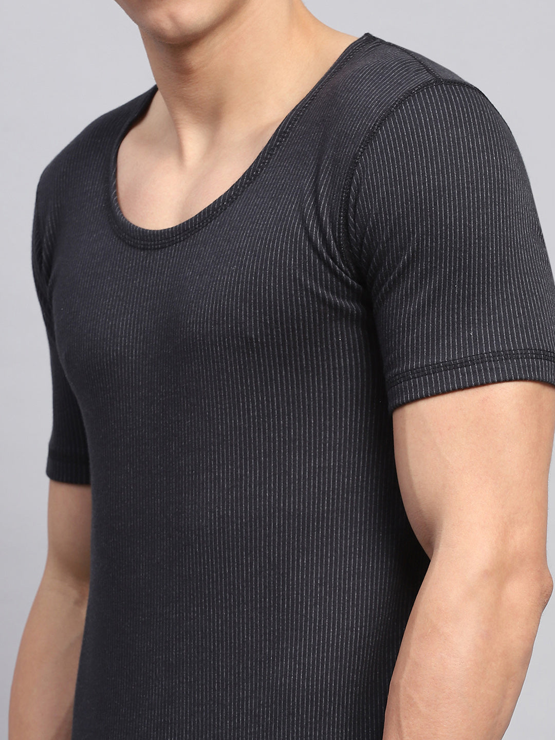 Men Black Solid Round Neck Half Sleeve Thermal Vest