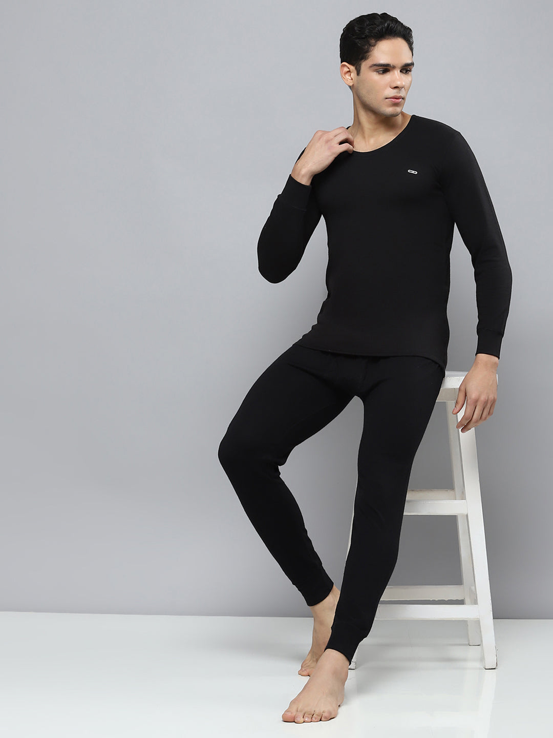 Men Black Solid Round Neck Full Sleeve Thermal Vest