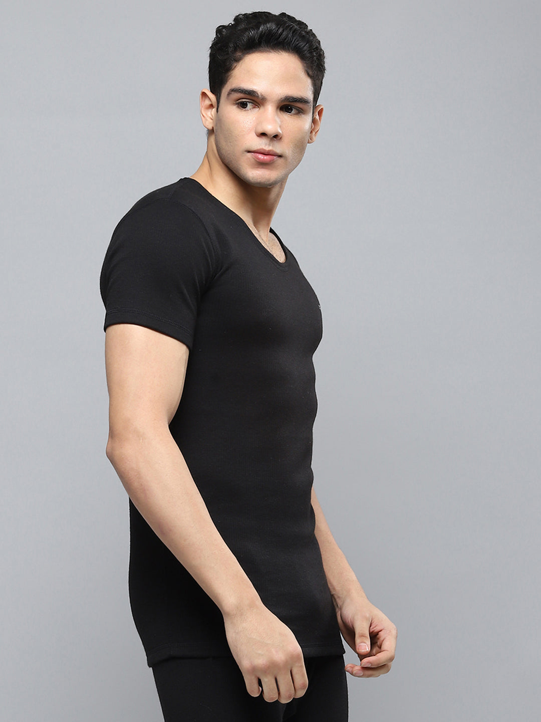 Men Black Solid Round Neck Half Sleeve Thermal Vest